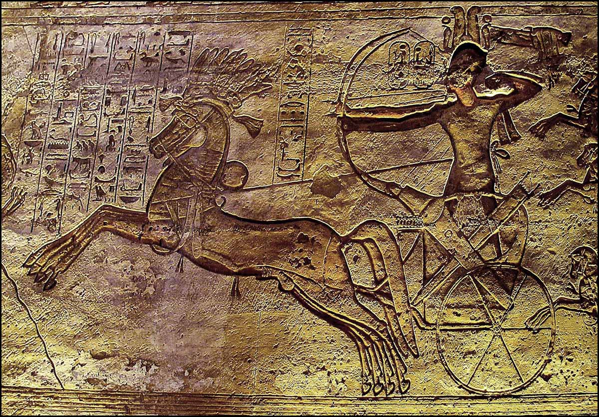 上图：古埃及第十九王朝的拉美西斯二世法老（Ramses II，主前1279-1213年）在主前1274年的加低斯战役（Battle of Kadesh）中。加低斯战役是埃及与赫人帝国为争夺叙利亚而发生的战役，也是历史上最早记录细节的战役。当时法老的两万军队分成四个师，分别以不同的神祇命名：塞特（Seth Division）、阿蒙（Amun Division）、普塔（Ptah Division）和拉（Re Division） ，这四个神祇就成为他们的旌旗。