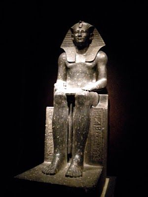 上图：古埃及第十八王朝法老图特摩斯二世 （Thutmose II，主前1493—1479年在位）。阿赫摩斯一世死后，第十八王朝经过了阿蒙霍特普一世（Amenhotep I，主前1525年-1504年在位） ，图特摩斯一世（Thutmose I，主前1506—1493年在位）和图特摩斯二世 （Thutmose II，主前1493—1479年在位）。摩西于主前1487年逃到米甸，要杀他的法老（出二15）很可能就是图特摩斯二世。