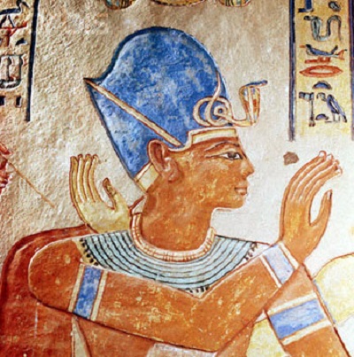 上图:古埃及第二十王朝法老拉美西斯三世(Ramesses III,主前1186–1155年在位)。他的王冠是高贵的蓝色。