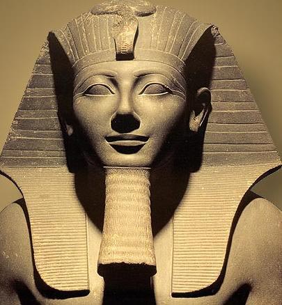 上图：古埃及第十八王朝法老图特摩斯三世（Thutmose III，主前1479–1425在位）。图特摩斯三世年幼登基，主前1458年独立掌权后，进行了连续不断的战争，恢复了对叙利亚和迦南地的统治，埃及南部的边界扩展到尼罗河第四瀑布。由于图特摩斯三世的赫赫武功，一些历史学家称他为古埃及的拿破仑。主前1447年，以色列人在摩西带领下出埃及后，在旷野飘流了40年，并没有在迦南地与图特摩斯三世进行直接冲突。图特摩斯三世死后，阿蒙霍特普二世继位（Amenhotep II，主前1427-1401年在位），于主前1418年最后一次出兵叙利亚，此后不再发动战争。主前1407年，以色列人在约书亚的带领下进入了迦南。
