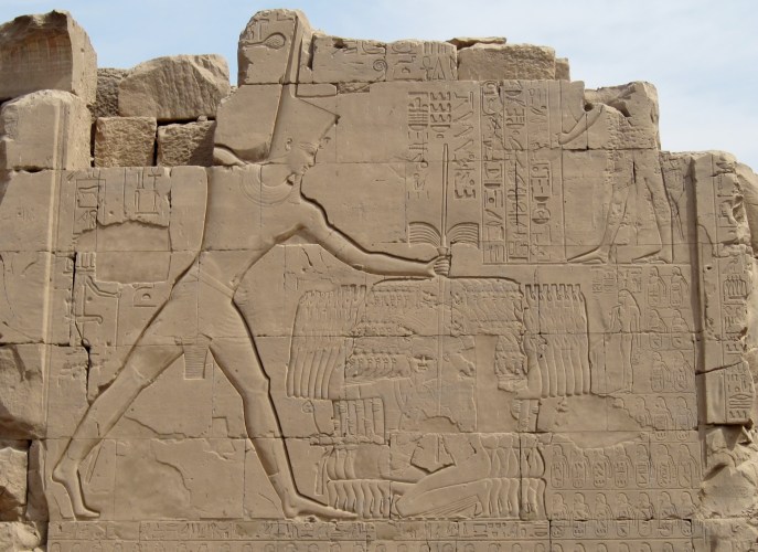 上图：埃及底比斯卡纳克神庙（Karnak Temple）的米吉多战役浮雕，描绘图特摩斯三世（Thutmose III，主前1479-1425年在位）正在用他「大能的手」在杀戮迦南人。浮雕上的米吉多战役铭文（Battle of Megiddo Inscription）用「他的手是如此大能」、「他的手比任何王都大能」来颂赞图特摩斯三世。米吉多战役（Battle of Megiddo，主前1457年）发生于出埃及之前约10年，是图特摩斯三世最著名的战功之一，使埃及重新控制了迦南北部，并且以此为基地进攻美索不达米亚。