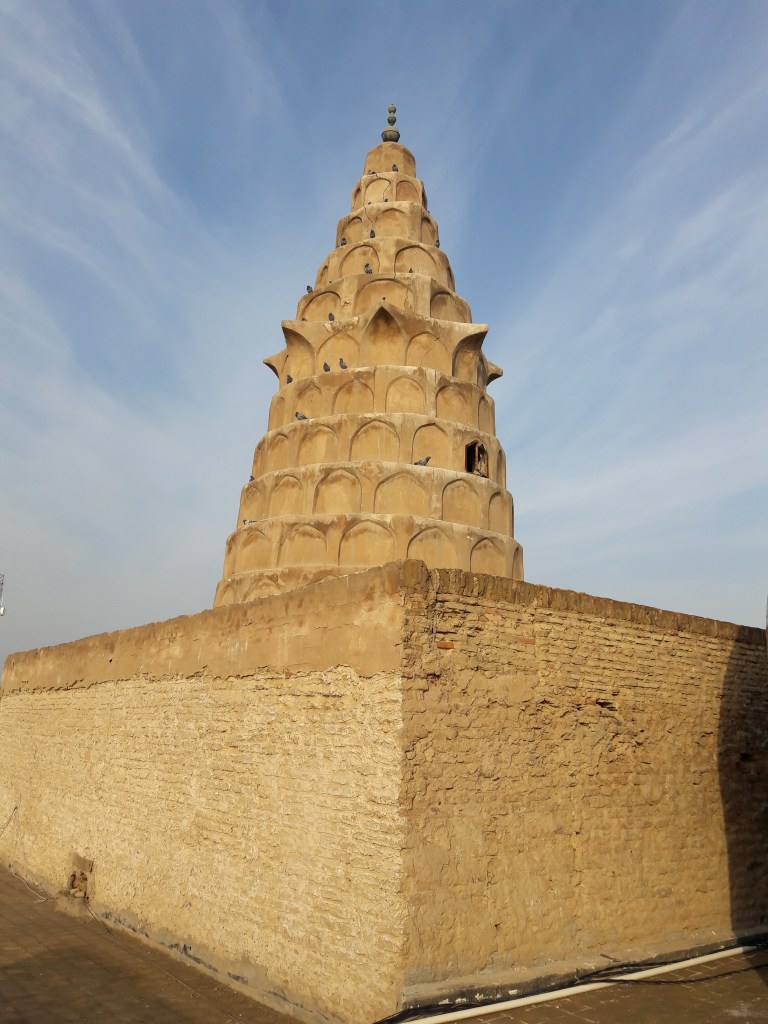 上图：以西结的坟墓（Ezekiel's Tomb），位于伊拉克东南部幼发拉底河畔的阿祈费尔（Al Kifl），离古巴比伦城的废墟不远。犹太人和穆斯林都相信这是先知以西结的坟墓，直到以色列复国之前，当地还有犹太人居住，并宣称这个坟墓在过去两千多年里始终是他们的产业。