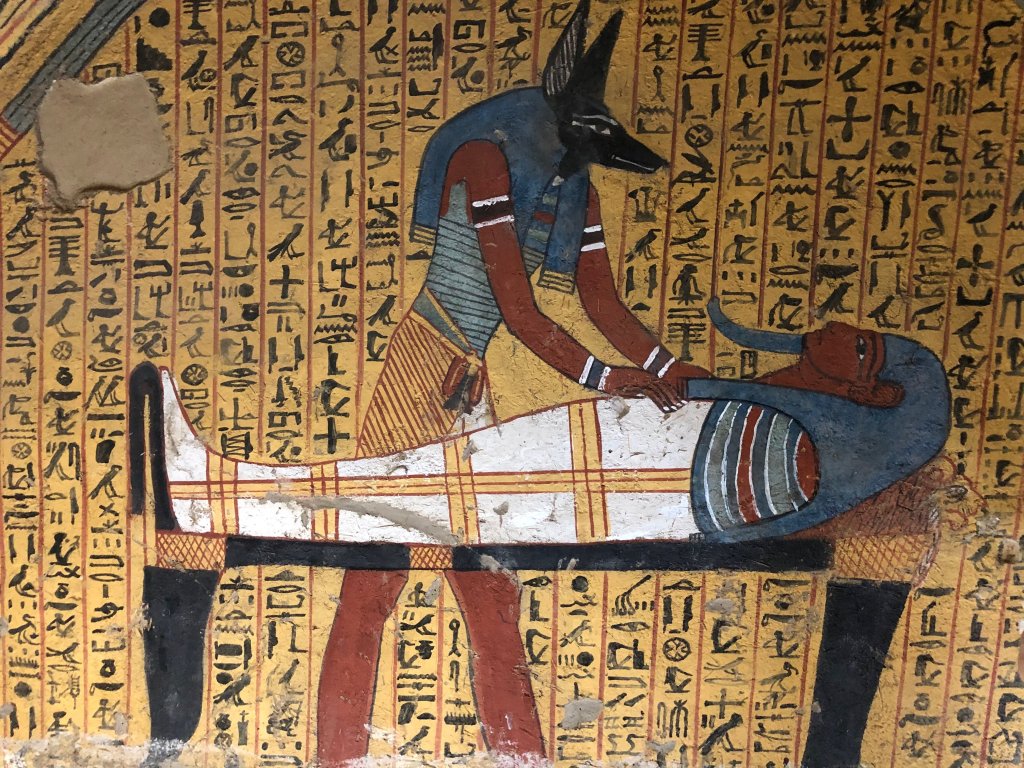 上图：主前1279-1213年古埃及壁画，阿努比斯神（Anubis）正在制作木乃伊。古埃及人相信人死后有一个「称心审判」，心若有罪咎的累赘，就会面临灭亡。因此，从新王国时代开始，死者的心脏需要从体内取出，与其他的重要内脏安放在礼葬瓮中，免得在审判时被心出卖、危害来生。而在木乃伊中取代人心的是一块刻成蜣螂形状的石头，这圣甲虫是永生的象征。但神的换心手术却和埃及相反，祂会用肉心替换他们的石心（结十一19-20）。