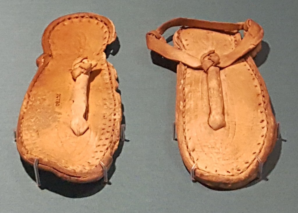 上图:出土于底比斯的古埃及新王国时期(主前1550-1069年)皮凉鞋,现藏于大英博物馆。凉鞋经常出现在古埃及的墓葬中,通常由编织的芦苇或木头制成,但这双是用皮革制成的。凉鞋可能是古代财富的象征,因为在古埃及的壁画中,大多数成人和儿童都是赤脚的。