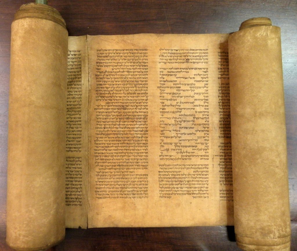 上图：目前发现最古老的完整妥拉书卷，碳14测定年代是1155-1225年左右。收藏于意大利博洛尼亚大学图书馆（University of Bologna library）。由于旧的或损坏的妥拉书卷必须被埋葬或存放在犹太会堂的封闭房间中，因此很少有这样的古老卷轴幸存下来。