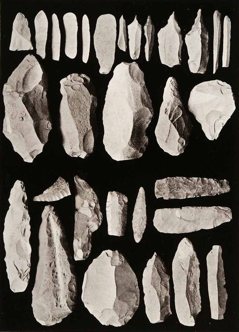上图：西奈旷野的燧石（Flint），是一种致密、坚硬的灰、黑色硅质岩石，敲碎后产生锋利的贝壳状断口，石器时代的大部分石器都是用燧石制造的。燧石和铁器击打会产生火花，所以被古代人用作生火的工具，称为火石。