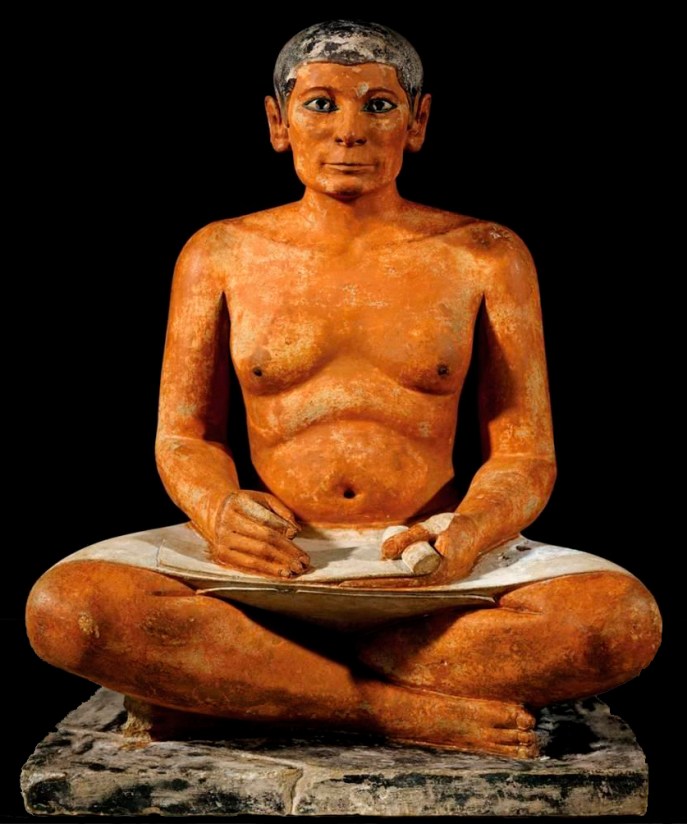 上图：古埃及旧王国时期的抄写员雕塑（主前2620-2500年），现藏于卢浮宫。抄写员在古埃及是地位很高的工作。古代中东的君王雇用抄写员负责抄写政府公文，翻译外交文件，受派出访调查，协助君王作出决策。