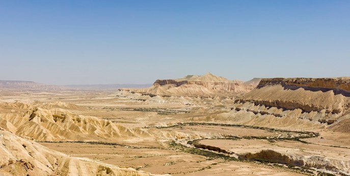 上图：南地（Negev）的Ein-Avdat谷。南地气候炎热，已发现许多古人居住的遗址。现代的南地是以色列南部的一片荒漠，占了以色列国土面积一半以上，与埃及接壤。