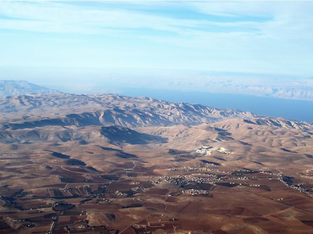 上图：死海东西两岸都是山地。