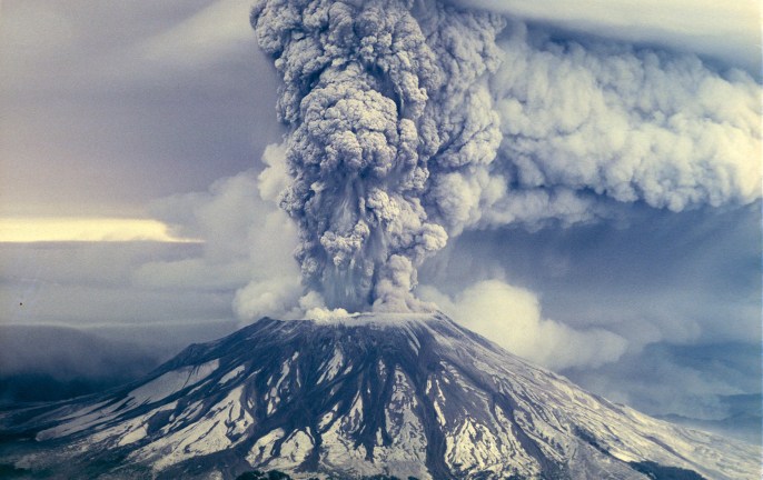上图：1980年爆发的圣海伦火山（Mount St. Helens），位于美国西雅图附近。创造过程中的一「日」是一天还是一亿年，对于不受时间、空间限制的造物主来说，并没有两样。但许多科学证据都表明，地球、太阳系和宇宙的年龄并没有进化论者所假设的那幺长，地质学家所倚赖的放射性测年法建立在许多假设的基础上，所以并不绝对可靠。1992年，有人从圣海伦火山口采集了一块英安岩（Dacite），分成5个样品送到波士顿地质年代（Geochron）实验室做钾氩分析。钾-氩测年法普遍适用于地质领域，其原理是钾-40会自发地衰变成氩-40，半衰期是13亿年。该测定法需要假设钾-40的半衰期恒定不变，起初岩石里没有任何氩-40，而且岩石形成后也没有钾-40或氩-40渗入或逸出。结果，同一块岩石的5个样品测定结果从34万到280万年不等。但实际上，这块岩石是1980-1986年火山几次爆发后形成的，年龄只有10年左右。这表明，根据放射性定年法所推测出来的地球年龄并不可靠。 目前一些科学家根据进化论的假设，计算出地球和太阳系的年龄大约是46亿年，宇宙的年龄大约是138亿年。但这些观点不断受到挑战，许多进化论者无法解释的证据表明，地球并没有人们想象的那幺古老。例如： 1、星系旋转太快：银河系中的恒星以不同速度绕着银心快速旋转，靠近中心的比外围的转速更快。如果银河系已经有数十亿年之久，这样快的旋转速度会使恒星不再是现在的螺旋状分布，而是毫无规律的碟形排列。其它星系也有同样的现象。 2、彗星解体太快：根据进化理论，彗星应该与太阳系年龄一样。但每一次彗星接近太阳时，都会失去大量物质，最终完全蒸发。因此彗星存在的年限不会比10万年长多少，许多彗星的最大年龄只有1万年左右。 3、海床淤泥太少：每年陆地上约有250亿吨泥土和石块被水和风侵蚀，作为淤泥沉积在玄武岩海底，其中有10亿吨滑入大陆板块下。如果地球的年龄是46亿年、海洋年龄30亿年，按照目前的沉积速度，海底应该已经沉积了深达几十公里的淤泥，但目前海洋淤泥的平均深度不到400米。 4、海里钠元素含量太少：每年陆地上的河流将4.57亿吨钠元素带入海洋，最多有2.06亿吨会从海中流失，剩余的留在海水中。如果海水原来是淡的，按照最保守的累积速度，不到6200万年就会累积到现有的钠含量。 5、地球磁场衰减太快：从1835年至今的地球磁场测量数据显示，地球磁场强度每100年衰减5%。考古测量也发现，主后1000年地球磁场的强度比今天高40%。按此计算，地球磁场存在的时间只有1万年左右。 6、大气层中的氦气太少：地壳中的放射性元素在衰变时产生氦气，进入大气中，很少能逃出大气层。但是，今天大气层中只有46亿年里应该积累的氦气的0.05%。 7、银河系缺少古老的超新星：超新星就是激烈爆炸的巨大恒星，是宇宙中最明亮、巨大的天体之一，超新星爆炸后的遗迹（SNRs）能持续膨胀几百万年。科学家认为，银河系每25年就应该产生一颗超新星，因此，银河系目前应该存在大约12颗第一期的SNRs（年龄小于300年，约19%可以被观测到，即2颗），4800颗第二期的SNRs（年龄300-12万年，约47%可以被观测到，即2260颗），3万5千颗第三期的SNRs（年龄12万-600万年，约14%可以被观测到，即5000颗）。但天文学家并没有在银河系里观测到第三期的SNRs，只观测到5颗第一期的SNRs、200颗第二期的SNRs，如此计算出来的银河系年龄只有200/47%*25+300=1万1千年。