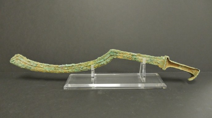 上图:耶路撒冷附近出土的主前1500年的牛腿刀(Khopesh),长58厘米,主前2500-1300年在埃及和迦南地流行,早期用青铜制作,后期用铁制作。牛腿刀的形状像牛腿,适合劈砍,是中王国和新王国时期埃及军队的标志性装备,以色列人征服迦南时也使用这种刀。