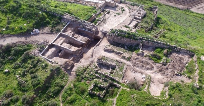 上图:拉吉(Lachish)城门口的遗址。从城门进来,两侧各有3个房间,平时作为交易、诉讼、公告的公共会所,战时作为防御工事。基色、米吉多、夏琐、撒玛利亚和但的遗址都有相同的城门结构。
