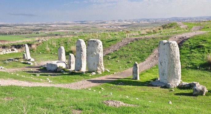 上图:以色列基色(Gezer)出土的主前1800-1550年迦南人的石柱。