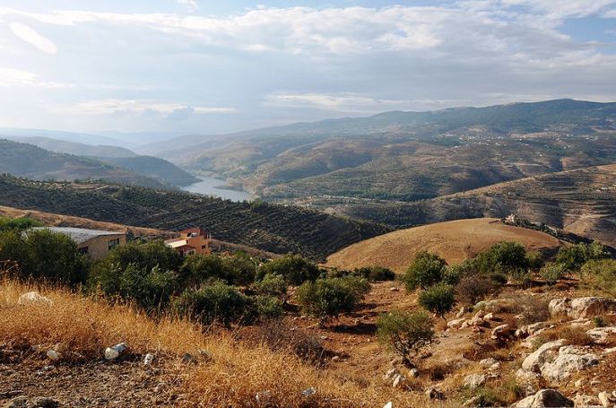 上图:雅博河就是现代的哲卡河(Zarqa River),从约旦高原向西流经基列地,在死海和加利利湖的中间汇入约旦河。