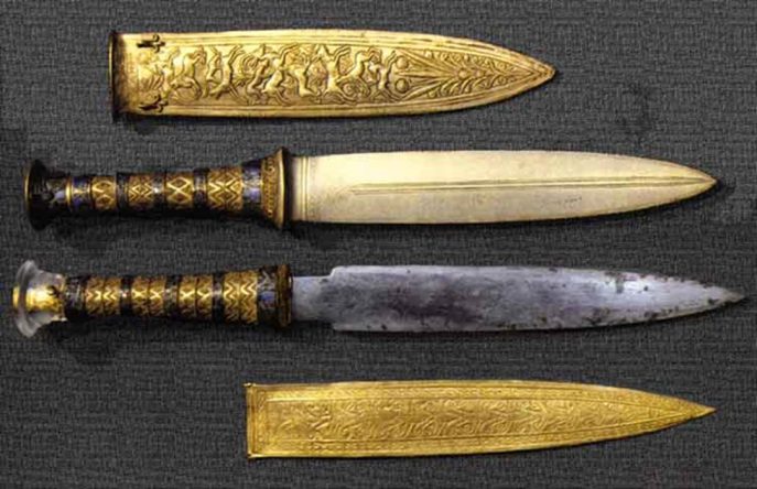 上图:从主前14世纪埃及法老图坦卡蒙(Tutankhamun)墓中出土的陨石铁短剑。历史学家认为,人类于主前5000年进入铜石混用的红铜时代(Chalcolithic),主前3200年进入青铜时代(Bronze Age),主前1400年进入铁器时代(Iron Age)。摩西写创世记的年代大约在主前15世纪,照理说他应该不知道「铁」的存在,因此许多人认为这个「铁」显然是后人修订的结果。但最近的考古发现,古埃及人从主前4000年就开始使用陨石铁做首饰,证明圣经的准确性。