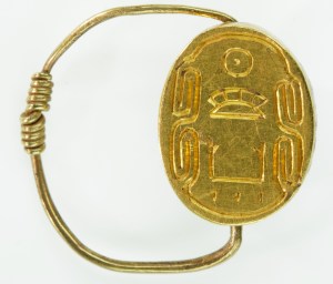上图:古埃及第十二王朝法老辛努塞尔特三世(Senusret III,希腊人称之为Sesostris III)的圣甲虫形戒指,现藏于纽约大都会艺术博物馆。辛努塞尔特三世于荒年的第二年即位,加强了中央政权,削弱了贵族的权势和影响。