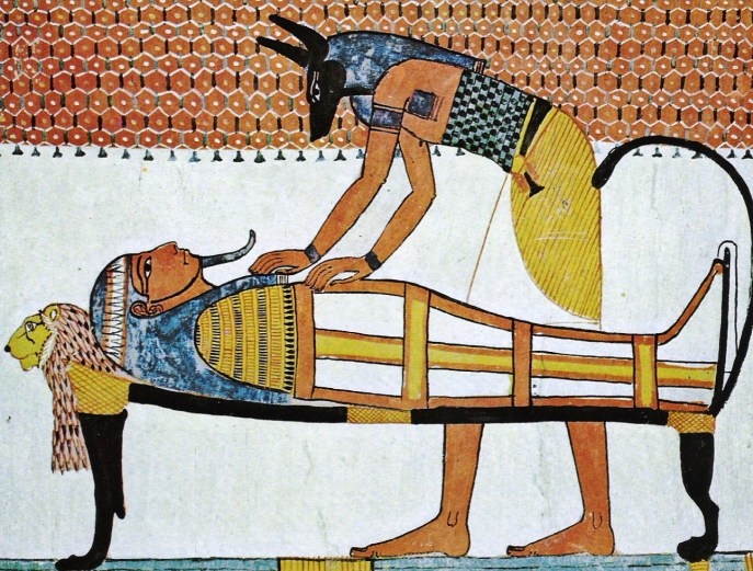 上图:古埃及壁画中,胡狼头人身的死神阿努比斯(Anubis)正在制作木乃伊。在古埃及神话中,是阿努比斯发明了木乃伊的制作方法,将被谋害的奥西里斯(Osiris)制作成木乃伊,并协助他复活成为冥王。因此,古埃及人制作木乃伊的目的也是为了复活永生,法老的熏尸过程都有祭司念咒祈祷,并放进圣甲虫或荷鲁斯之眼(The Eye of Horus)的护身符。约瑟请医生熏尸,就避免了这些异教仪式。