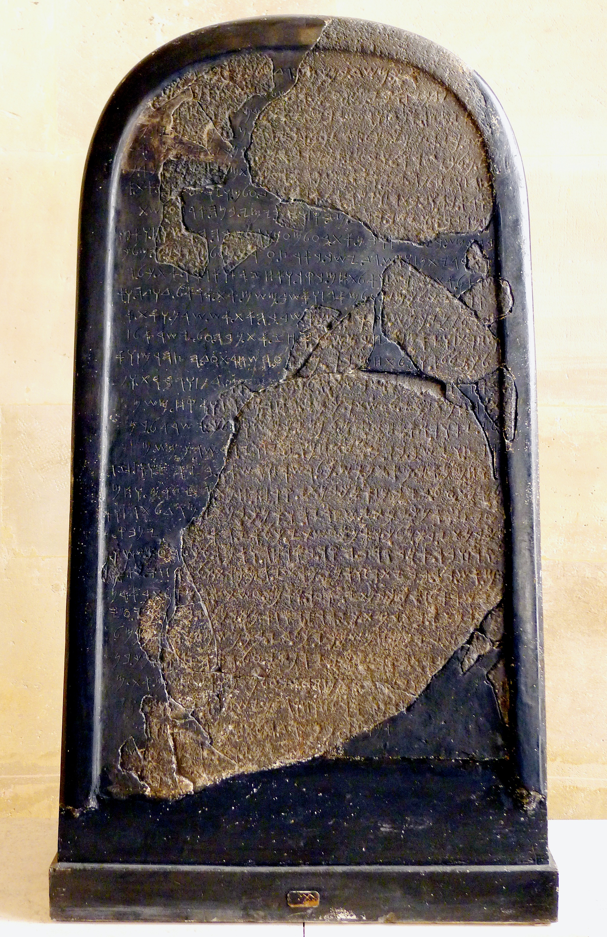 上图：米沙石碑（Mesha Stele），又名摩押石（Moabite Stone），是一块黑色玄武岩石碑，用原始希伯来字母记载了约主前840年摩押王米沙与以色列争战的事迹，1868年被发现于约旦的底本（Dhibon），现藏于卢浮宫博物馆。米沙石碑证明了圣经中以色列及摩押争战的事件（王下三5-27）是史实，也提到了「亚他录、底本、比稳、基列亭、雅杂、尼波」等地名，并宣称摩押人的神是「基抹」。