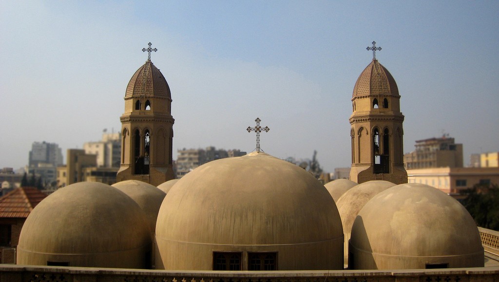上图：位于埃及首都开罗的圣马可科普特教堂（Coptic Saint Mark's Church）。科普特的教会是马可建立的，所以其教宗以马可的继承人自居，犹如天主教的教宗以彼得继承人自视。「科普特」一词原意是「埃及人」，随着大部分埃及居民皈依伊斯兰教，该词现在专指埃及的基督徒。埃及的科普特人是中东地区最大的基督教族群，人口约占埃及8千多万总人口的10–15％。现在，大多数科普特人使用阿拉伯语，但在敬拜时使用由古埃及语演变而来的科普特语。现代最有名的科普特人是布特罗斯·布特罗斯-加利，他曾担任联合国第六任秘书长。罗的圣马可科普特教堂（Coptic Saint Mark's Church）。科普特的教会是马可建立的，所以其教宗以马可的继承人自居，犹如天主教的教宗以彼得继承人自视。「科普特」一词原意是「埃及人」，随着大部分埃及居民皈依伊斯兰教，该词现在专指埃及的基督徒。埃及的科普特人是中东地区最大的基督教族群，人口约占埃及8千多万总人口的10–15％。现在，大多数科普特人使用阿拉伯语，但在敬拜是仍使用由古埃及语演变而来的科普特语。现代最有名的科普特人士是布特罗斯·布特罗斯-加利，曾担任联合国第六任秘书长。