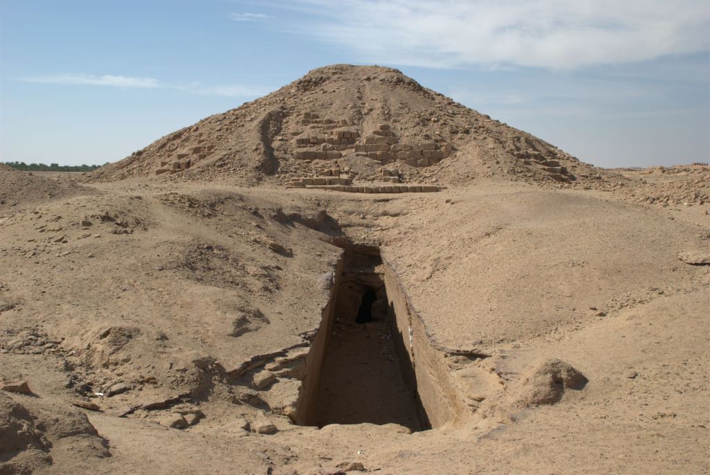 上图：位于苏丹北部El-Kurru的皮耶金字塔（Piye's pyramid）。 古实王皮耶（Piye，主前744-714年在位）建立了古埃及新王国时代版图最大的第二十五王朝，并复兴了古王国和中王国时期的伟大特征——金字塔的建造。他在El-Kurru建造了第一座金字塔。