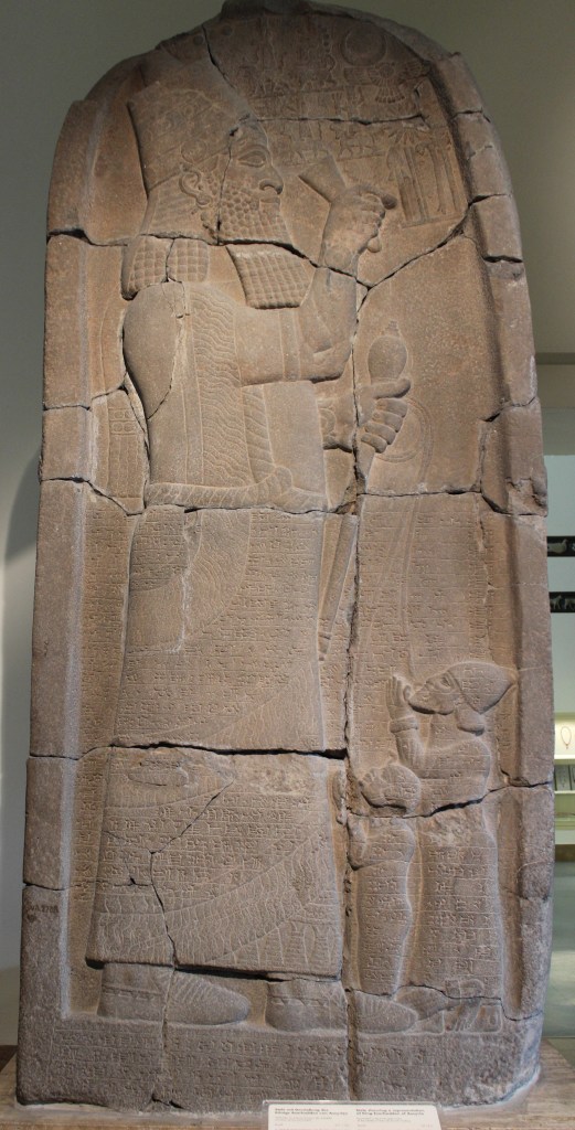 上图：以撒哈顿胜利石碑（Victory stele of Esarhaddon），描绘亚述王以撒哈顿（Esarhaddon，主前681-669年在位）打败了推罗和埃及的反亚述联盟，用钩子牵着推罗王巴力一世（Ball I，主前680-660在位）和埃及法老特哈加（Taharqa）的儿子。现藏于柏林别加摩博物馆。