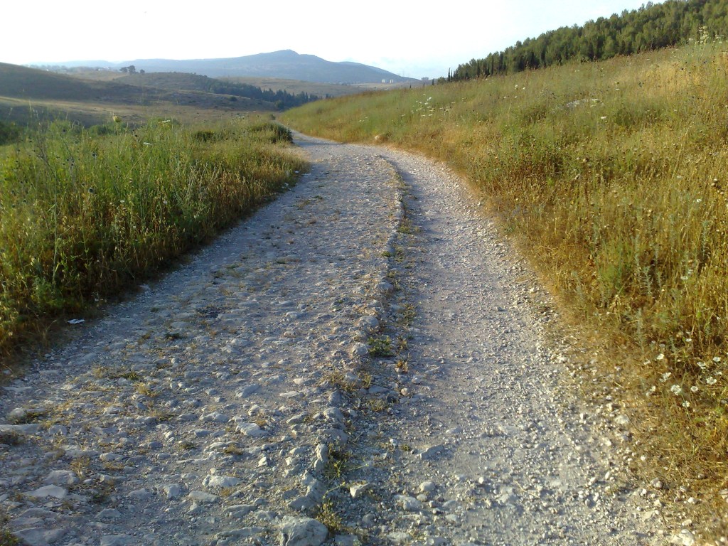上图:罗马帝国修筑的通往耶路撒冷的道路,沿途有许多路碑。