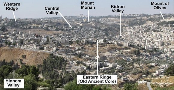 上图:耶路撒冷的「城外」就是指上图左下角的欣嫩子谷(Hinnom Valley),是犹太人焚烧犯罪者的尸首和一切不洁的垃圾的地方。中间的摩利亚山(Mount Moriah)就是原来圣殿的位置。