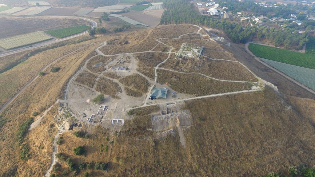 上图：拉吉遗址（Tel Lachish），扼守拉吉谷。