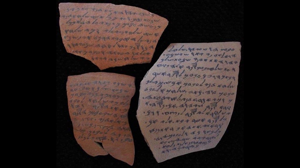 上图:拉吉信件(Lachish Letters, Lachish Ostraca or Hoshaiah Letters),是一系列用含碳墨水写在粘土陶片上的古希伯来语信件,出土于拉吉遗址(Tel Lachish),现存于大英博物馆和以色列博物馆。这些信件记录了犹大遭受巴比伦攻击的情形,证实拉吉和亚西加是当时最后剩下的两座坚固城(耶三十四7)。
