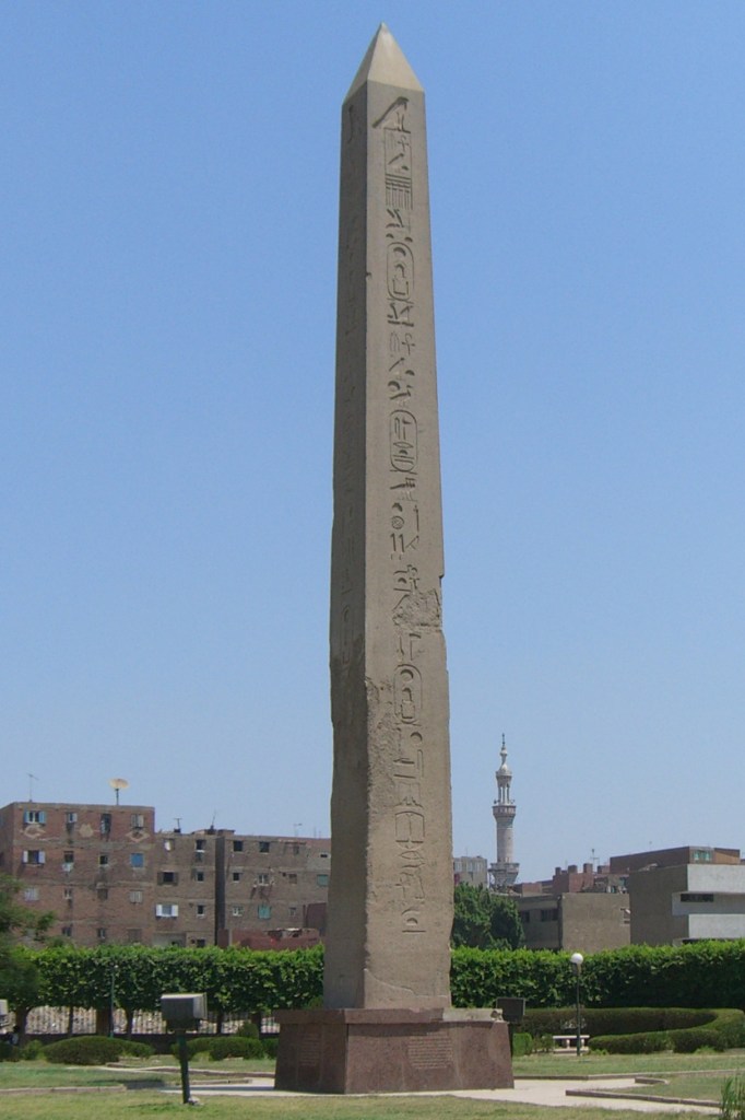 上图:古埃及第十二王朝法老辛努塞尔特一世(Senusret I,主前1971-1926年在位)在太阳城赫里奥波里斯所建的方尖碑。「埃及地伯·示麦的柱像」(耶四十三13),可能就是类似的方尖碑。