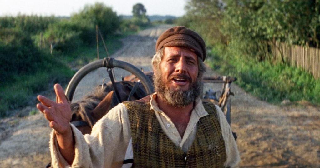 上图:《屋顶上的小提琴手 Fiddler on the Roof》剧照,犹太主人公特伊(Tevye)不堪生活重压,却无法从妻子那里得到慰藉,只能向神倾述衷肠。他向神祷告说:「我知道,我知道,我们是祢的选民。但是,偶尔,祢不能选择别人吗?I know, I know. We are Your chosen people. But, once in a while, can't You choose someone else?」