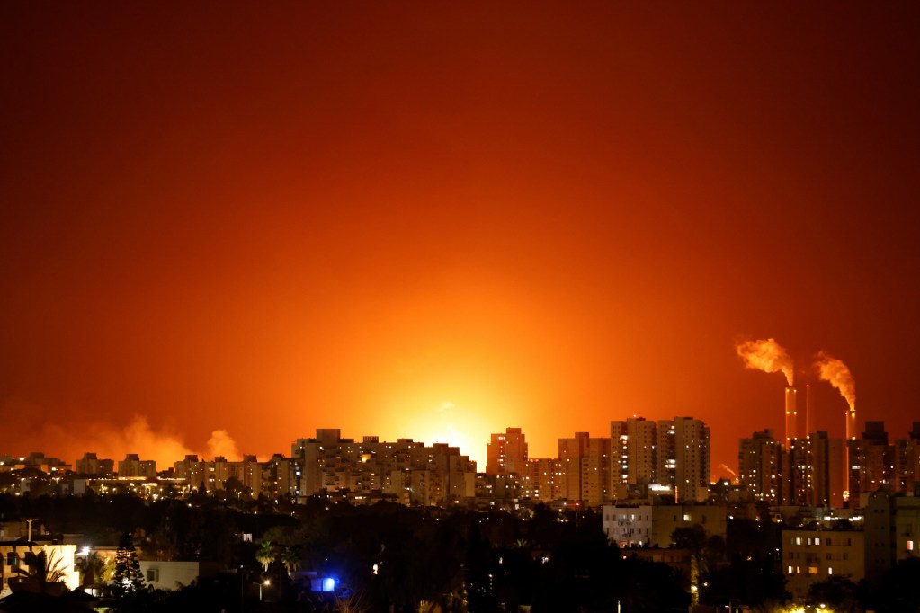 上图：2021年5月11日，哈马斯从加沙地带发射的火箭袭击了位于亚实基伦的以色列能源公司管道，一个大型储油罐冒出火焰。可见迦萨和亚实基伦距离之近。