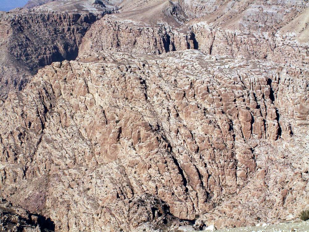 上图:佩特拉(Petra)一带的山谷。以东的首都「西拉」(赛十六1;四十二11;王下十四7)原文的意思是「石头」,希腊文就是「佩特拉Petra」。现代约旦的佩特拉城很可能就是古代以东的首都西拉,这城「住在山穴中」(俄3),周围悬崖绝壁环绕,入口是一条长约1.5公里的狭窄峡谷通道,名为「蛇道 Siq」。