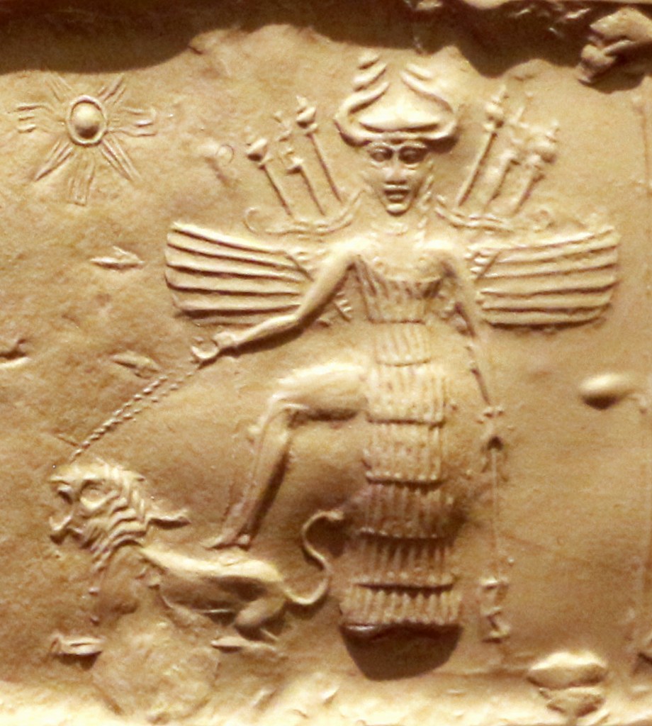 上图:主前2350–2150年阿卡德帝国(Akkadian Empire)的印章,上面是天后伊什塔尔(Ishtar),她背着武器,头戴有角的头盔,践踏着被拴在皮带上的狮子。苏美尔神话里的女神伊南娜(Inanna),在阿卡德、亚述和巴比伦神话中被称为伊什塔尔(Ishtar),在黎凡特地区被称为亚斯她录(Astarte)和亚纳特(Anath),是古代埃及、印度、希腊和罗马神话中各种女神的原型。