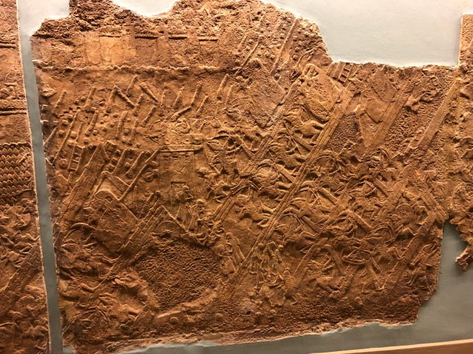 上图：尼尼微出土的拉吉之围（Siege of Lachish）浮雕的一部分，描绘亚述军队攻城的场面。