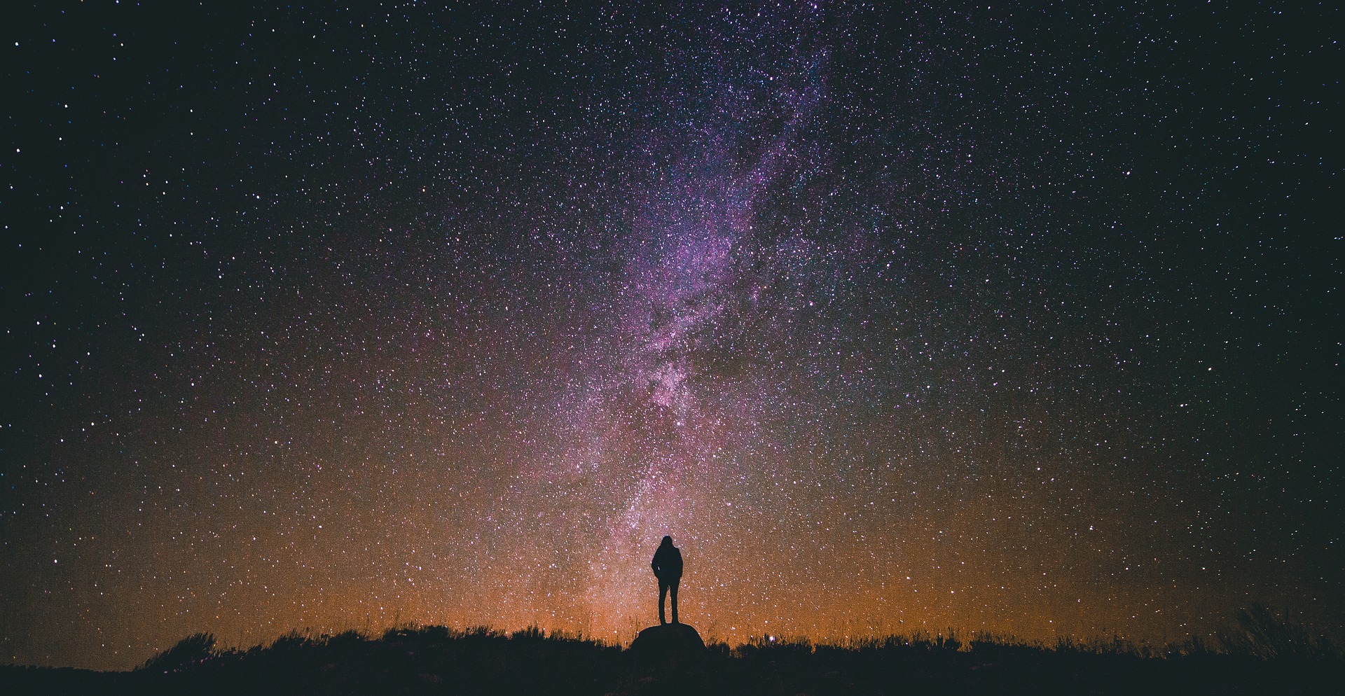 上图:一个人从南地旷野仰望银河。当人瞻望浩瀚的星空时,就不敢高看自己:「你若犯罪,能使神受何害呢?你的过犯加增,能使神受何损呢?你若是公义,还能加增祂什幺呢?祂从你手里还接受什幺呢?」(伯三十五6-7)