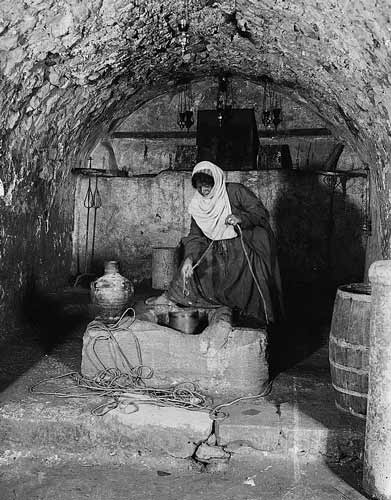 上图:1900-1920年拍摄的雅各井外部照片。