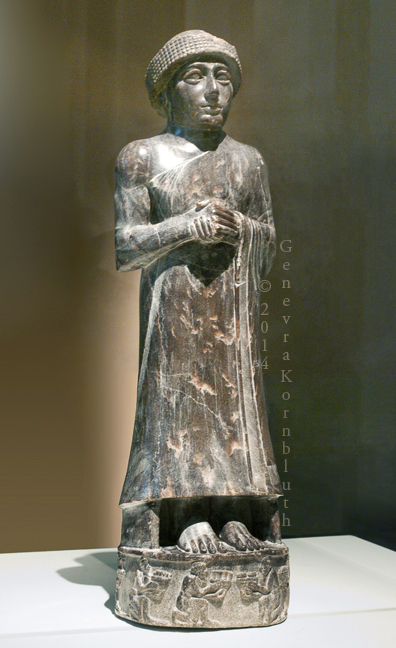 上图：吾珥出土的主前2110年宁吉尔苏（Ningirsu，即尼努尔塔Ninurta）神像，现藏于卢浮宫。这座雕像的底座反映了当时的习俗：胜利者把脚放在他的敌人的头上（书十24；诗一百一十1）。