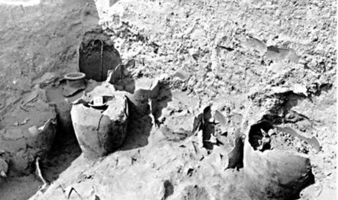 上图:1930年代,英国考古学家John Garstang在耶利哥废墟发现了许多装满碳化谷物的陶罐。古埃及军队的战术是在收割之前围城,这样城中的储粮最低;攻取城市后也会掠走所有粮食,不会留下这幺多谷物。因此,这些谷物没被掠走,在迦南地的考古中非常罕见,但却与圣经的记载一致:1、当时是逾越节,谷物刚被收割,城中有大量储粮;2、以色列人突然过了约旦河,「耶利哥的城门因以色列人就关得严紧,无人出入」(书六1),没来得及带着粮食逃走;3、耶利哥被围7天就陷落,所以剩下了许多谷物;4、以色列人遵守神的命令,「用火将城和其中所有的焚烧了」(书六24),并没有留下粮食当战利品。然而,1995年对这些谷物进行放射性碳定年的结果,却是主前17世纪晚期或16世纪,比以色列人主前1407年进迦南的时间早了100年。
