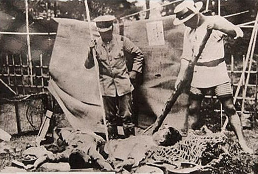 上图：1923年日本关东大地震发生后，日本军警正准备用竹矛刺杀朝鲜移民。「示播列（Shibboleth）」特指区别一个人的社会或地区背景的指标，通常是指语言特征，特别是对一个词的发音，用来标识说话者是否属于某一特定群体的成员。关东大地震损失惨重，灾区谣传朝鲜移民趁乱放火、投毒，许多地方乘机屠杀朝鲜人。由于朝鲜语中没有浊音，日本军警就用「十五円五十銭」作为「示播列」来盘查路人，如果有人发音不标准，就有可能被当作朝鲜人当场杀害。当时可能有6000多许多朝鲜人和700多中国人因此被杀。