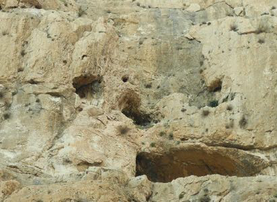 上图：Wadi Rummananeh峡谷的峭壁上布满了小岩洞，就像一个个石榴。「临门」的意思就是「石榴」，临门磐的地点不能确定，但可能就是类似的岩洞，六百名劫后余生的便雅悯人藏身在岩洞里（士二十45），易守难攻。