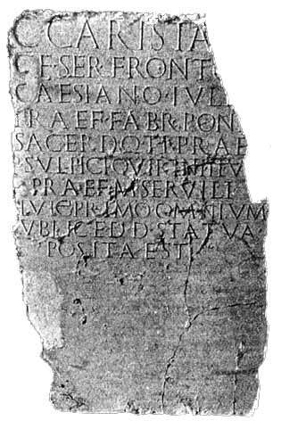 上图：20世纪初考古学家在彼西底的安提阿（Antioch in Pisidia）发现的碑文，上面刻着差派居里扭任巡抚职。Sir William Ramsay认为这块碑文是属于主前11-8年。在这块碑文发现之前，人们根据犹太史学家约瑟夫的记载，认为居里扭在主后6年任叙利亚巡抚。但根据这块碑文，居里扭可能曾两度担任叙利亚的巡抚，一次是在主前7年左右，另一次是在主后6年。