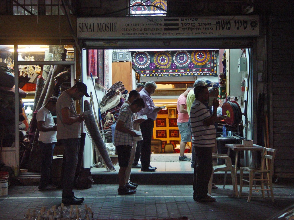 上图:聚集在以色列约帕旧城一个小店门口的晚祷法定人数(Maariv minyan),照片中有十个成年男人,正好达到法定人数(minyan)。现代犹太男孩在十三岁举行律法之子(Bar Mitzvah)成年礼以后,就可以算为成年男人。