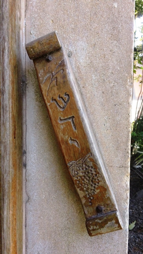 上图:犹太人的门框盒(Mezuzah),上面的希伯来字母ש 是申六4的开头「示马」(即「听啊」的希伯来文)的第一个字母。犹太文士用黑色墨水和特殊的鹅毛笔把申六4-9和十一13-21经文写在专门预备的羊皮纸上,然后卷起羊皮纸放置在盒内,再贴在门框上,表示履行诫命「又要写在你房屋的门框上」(申六9)。许多犹太人的家里和办公室除了浴室和厕所,每一个门框上都要放门框盒。