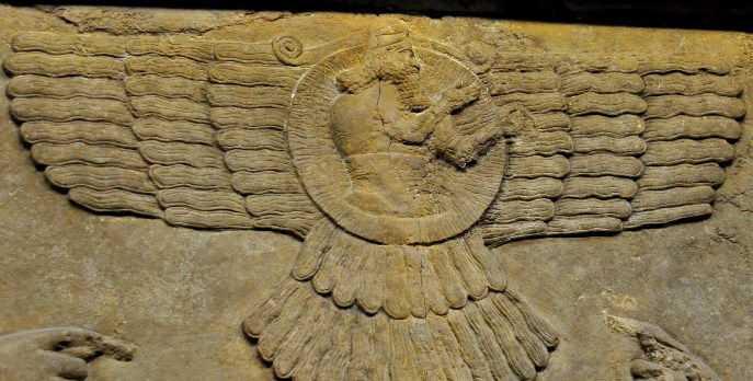 上图:宁录出土的亚述帝国主神亚述(Ashur)浮雕,形象是带翅膀的太阳。几乎每份亚述年鉴叙述战争的部分都有这样的字句:「奉亚述神之令」。