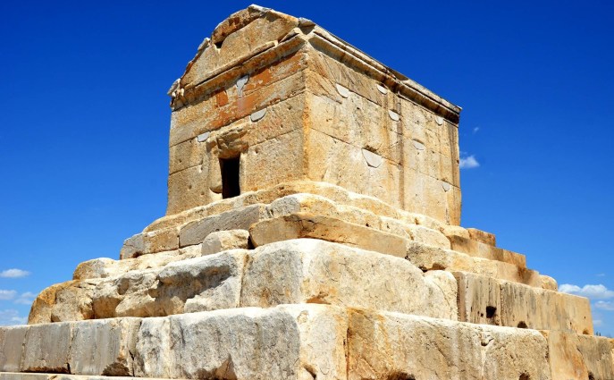上图：位于伊朗帕萨尔加德（Pasargadae）的古列王墓，已经保存了两千多年。波斯人和以色列人一样，非常重视祖先的坟墓。亚历山大大帝将它视为是古列王的陵墓。阿拉伯人认为这座陵墓违反伊斯兰教的教义，曾经试图破坏。但陵墓的管理人让阿拉伯统治者相信这是所罗门母亲的坟墓，因而免于被毁。