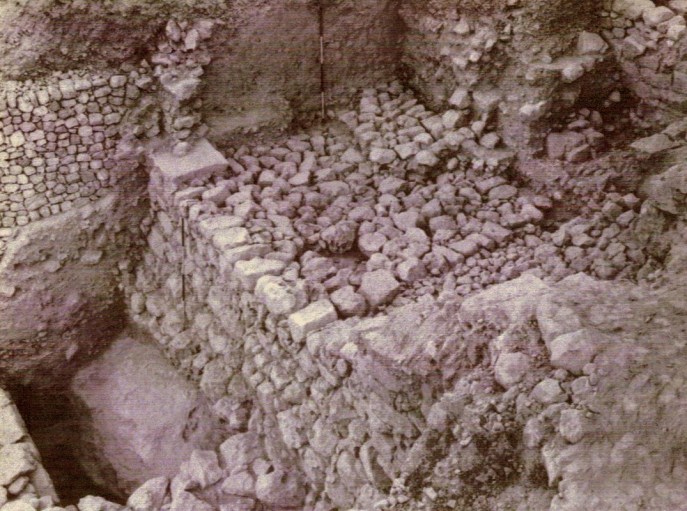 上图：希西家时代的中坡墙（mid-slope wall），位于基训泉附近，被尼希米所修复，这段墙有8米宽。图中可见当时所用来修造的石头。英国考古学家肯扬（Kathleen Kenyon）拍摄。