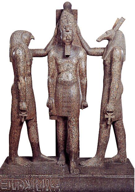 上图：古埃及神话中的荷鲁斯神（Horus）和赛特神（Set）按手在古埃及第二十王朝法老拉美西斯三世（Ramesses III，主前1186-1155年在位）的头上，给他加冕。按手是古代中东授与权柄的象征。