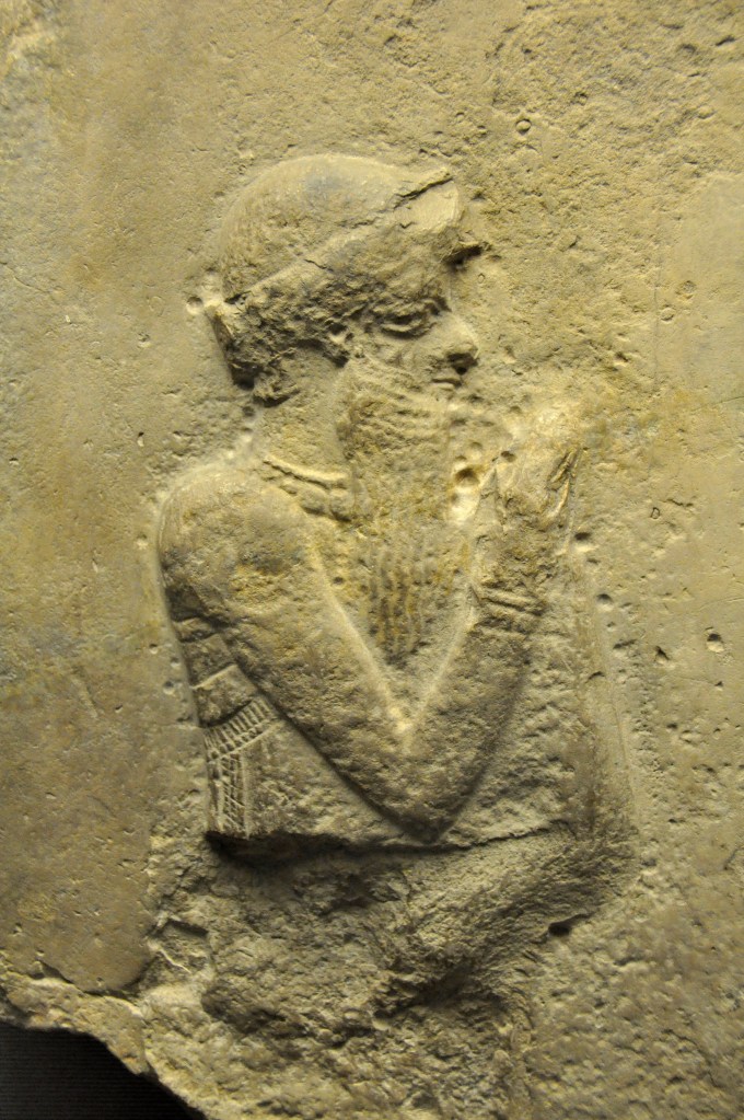 上图:巴比伦帝国第一任国王汉谟拉比(Hammurabi)像(主前1792-1750年作品,出土于伊拉克Sippar,现藏于大英博物馆)。汉谟拉比以制定了《汉谟拉比法典》而闻名于史。《汉谟拉比法典》是历史上最早的成文民法典之一,其中第132条规定,如果一个人的妻子被人背后说闲话,但并没有被抓到与别的男人行淫,这位妻子就应当为她的丈夫跳到河里,以证明自己的清白。换句话说,这位妻子可能会因为谣言而被淹死。在古代中东的其他「神明裁判」法典中,通常是假定被告有罪,把被告暴露在水、火、毒药等危机环境中,如果神明插手保护被告,就证明被告清白。而《民数记》中「疑恨的条例」却并不假定妻子有罪,也不把妻子放在危险的环境中,而是借着「疑恨的素祭」,让丈夫和妻子一起学习接受神的权柄。这在古代父权社会中是非常人道的。