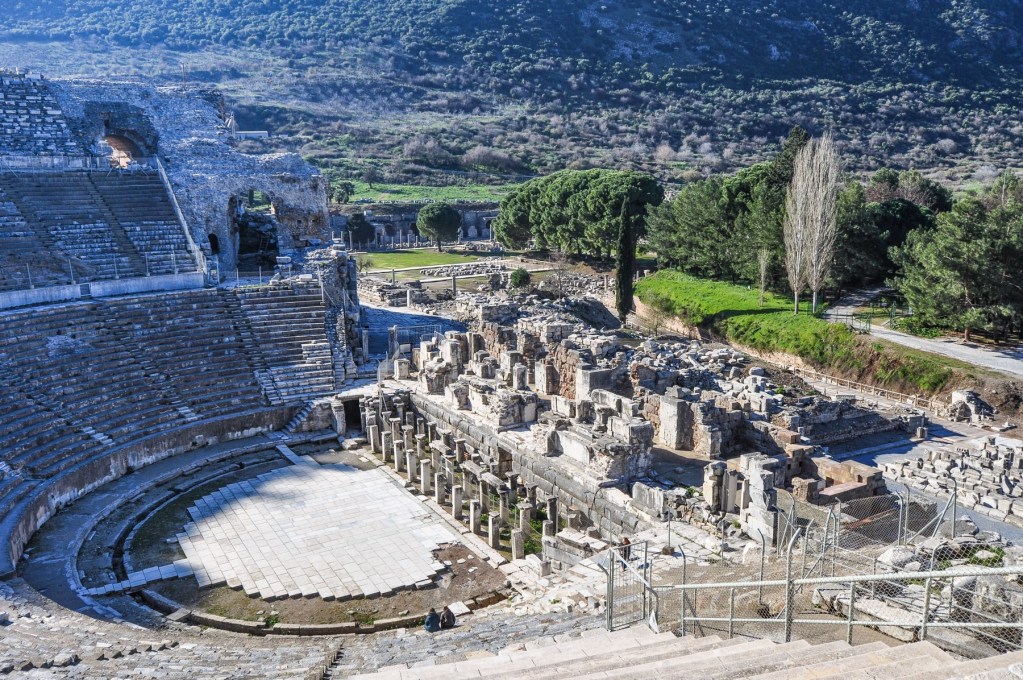 上图：古代腓立比的剧院，始建于主前四世纪，是古希腊最重要的剧场之一，主后二至三世纪被建为罗马的斗兽场。